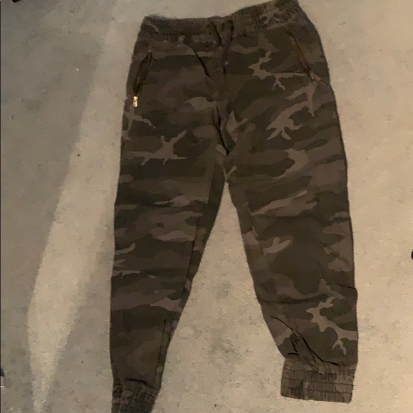 Grey camo aritzia joggers - Picture 2 of 5